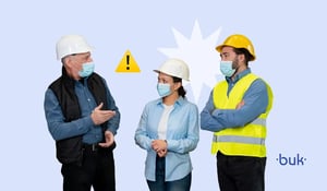 Profissionais da área de segurança do trabalho discutindo mudanças conforme a atualização da NR 1 e outras normas regulamentadoras.