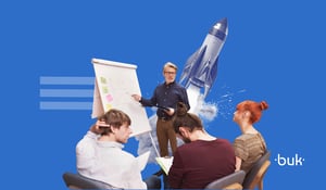 Instrutor conduz treinamento com flipchart diante de equipe atenta, enquanto foguete decola ao fundo. Representa o impacto do treinamento corporativo no crescimento profissional. Logo da Buk no canto inferior direito.