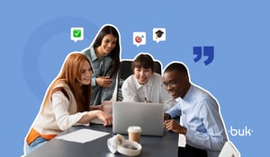 Grupo diverso de colaboradores sorrindo em frente ao notebook, com ícones de metas, capacitação e desempenho. Representa o impacto da capacitação na produtividade. Logo da Buk no canto inferior direito.