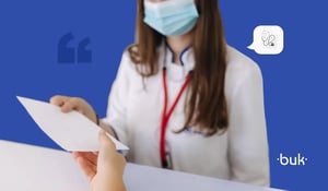 Profissional da saúde entrega atestado médico, ilustrando o afastamento INSS e o auxílio por incapacidade.