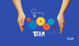 Imagem com mãos ao redor de engrenagens coloridas e a palavra “TEAM”, simbolizando trabalho em equipe e avaliação de desempenho por competências. Logo da Buk no canto inferior direito.