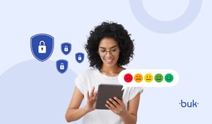 Mulher usando tablet interage com escala de avaliação de sentimentos. Ícones de segurança ao fundo. Representa avaliação de desempenho com proteção de dados. Logo da Buk no canto inferior direito.