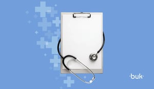 Prancheta com estetoscópio representando Atestado Médico: regras e o que o RH precisa saber para a gestão de colaboradores.