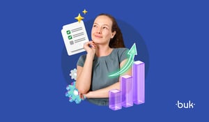 Profissional analisando gráficos e resultados de Avaliação Anual de Desempenho para identificar evolução e oportunidades de desenvolvimento dos colaboradores