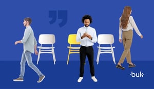 Três profissionais em movimento diante de cadeiras vazias ilustram a prática de job rotation.