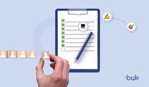 Ilustração de checklist com ícones de pessoas, representando o que é job description e como criar descrições de cargos claras e eficazes.