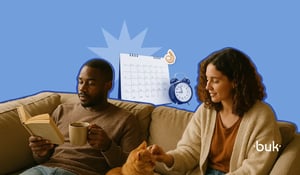 Casal relaxa no sofá com gato, representando o direito ao descanso garantido pela nova lei sobre folgas e mudanças nas regras para trabalho aos domingos e feriados.