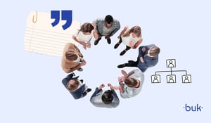 Equipe reunida em círculo representando colaboração no departamento pessoal e organização de estruturas e processos de RH.