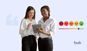 Duas profissionais analisam feedback em tablet com escala de satisfação ilustrada, representando a candidate experience e dicas de como melhorar os processos seletivos.