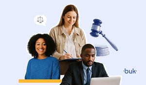 Profissionais de RH analisando normas jurídicas com foco em eSocial e leis trabalhistas, representando a importância da conformidade legal nas empresas. Logo da Buk
