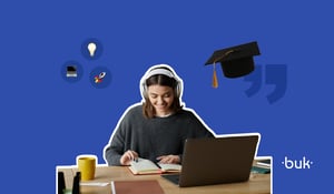 Mulher estudando com notebook e fones de ouvido, cercada por ícones de conhecimento, tecnologia e graduação. Representa o contexto de capacitação e treinamento corporativo. Logo da Buk no canto inferior direito.