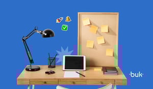 Ambientes de trabalho no home office com mesa organizada, tablet, materiais de escritório e um quadro de anotações, representando um espaço produtivo para o trabalho remoto.