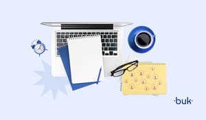 Mesa de trabalho com caderno, laptop e rede de pessoas ilustrada, representando gestão de RH e impacto do plano de saúde empresarial.