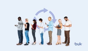 Colaboradores em fila representando o turnover nas empresas. Veja o significado e como calcular a taxa de rotatividade de pessoal.