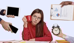 Pessoa exausta segurando uma caneca de café, simbolizando o comportamento de um workaholic.
