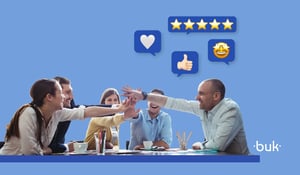 Equipe celebrando conquistas com expressões de satisfação e emojis de aprovação, simbolizando a importância do employee experience para engajamento e motivação.