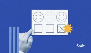 Pessoa com um cartão com três níveis de satisfação para ilustrar um formato de feedback