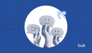 Três mãos levantadas segurando ícones de balão de conversa para ilustrar para que serve o teste disc