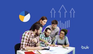 Equipe de trabalho focada em aumentar a produtividade no trabalho com indicadores em reunião.