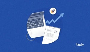 Notebook e prancheta com gráficos para ilustrar o uso de um software de RH na estratégia