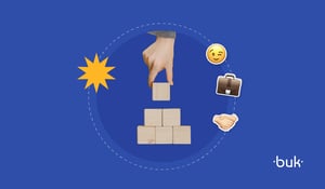 Mão montando blocos que representam a criação de um organograma empresarial.