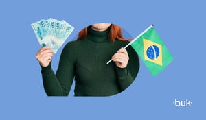 Pessoa segurando dinheiro e uma bandeira do Brasil, simbolizando o Descanso Semanal Remunerado (DSR), cálculo de salários, horas extras, descontos na folha de pagamento e direitos trabalhistas previstos na CLT.