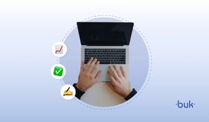 Mãos de uma pessoa navegando no notebook, pesquisando o que é vale-transporte, como funciona na prática e quais são os direitos garantidos por lei.