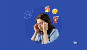 Imagem com fundo azul escuro mostra uma mulher branca, com cara de dor, com as duas mãos na cabeça.