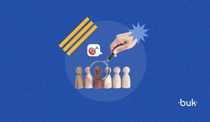 Lupa focando em um peão dentre diversos outros de jogos de tabuleiro para ilustrar a importância de um ATS