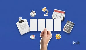 Imagem de fundo azul mostra uma mão segurando quatro cards brancos. Ao lado, há ícones de calendário e emojis.