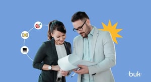 duas pessoas conversando com um papel em suas mãos para simbolizar a analise dos custos de contratacao