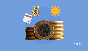 Imagem com fundo azul mostra duas pilhas de moedas de um real. Ao centro, uma moeda de um real em pé. Ao redor da pila há três ícones: uma bolsa de dinheiro, um calendário e uma estrela de amarela de múltiplas pontas.