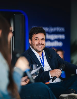 Palestrante debate cultura organizacional, liderança e atração de talentos durante evento de lançamento da Buk Brasil.