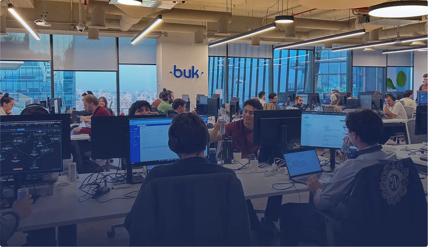 Time de engenharia da Buk trabalhando em suas estações durante uma hackathon interna